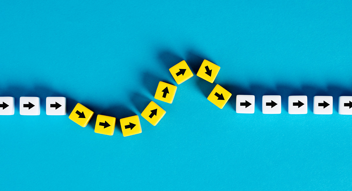A row of square blocks on a blue background. White blocks at both ends feature arrows pointing right. In the center, yellow blocks are arranged in a wave pattern with arrows following the direction of the curve.